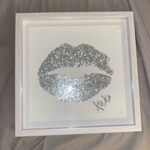 GLITTERY SILVER KISS WALL ART